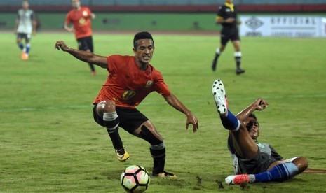 Pemain Barito Putera Nazarul Fahmi (kiri) melewati adangan penggawa Persela Lamongan Eki Taufik dalam laga Turnamen JakaJaya 2018 di Stadion Gelora Delta Sidoarjo, Jawa Timur, Ahad (11/3). 