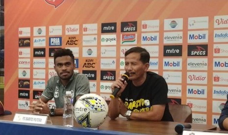 Pemain Barito Putera Yakob Sayuri (kiri) dan pelatih Barito Putera Djadjang Nurdjaman (kanan) di Graha Persib, Jalan Sulanjana, Kota Bandung, Sabtu (23/11). 