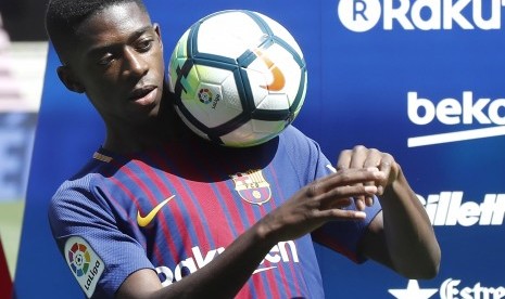 Pemain baru Barcelona, Ousmane Dembele saat diperkenalkan di Camp Nou, Senin (28/8).