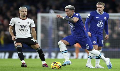 Pemain baru Chelsea, Enzo Fernandez, menggiring bola saat melakoni debutnya di laga melawan Fulham pada lanjutan Liga Primer Inggris 2022/2023, Sabtu (4/2/2023).