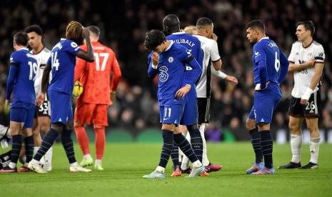 Pemain baru Chelsea Joao Felix (tengah menunduk) meninggalkan lapangan setelah dikartu merah pada laga vs Fulham di pentas Liga Primer Inggris di London, Jumat (13/1/2023) dini hari WIB.