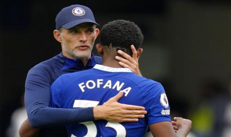 Pemain baru Chelsea Wesley Fofana dipeluk pelatih the Blues Thomas Tuchel.