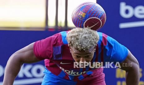  Pemain baru FC Barcelona Adama Traore berpose saat presentasi sebagai pemain baru di Barcelona, ??Spanyol, 02 Februari 2022. Traore akan bermain untuk FC Barcelona dengan status pinjaman dari Wolverhampton Wanderers Football Club hingga 30 Juni 2022 dengan opsi pembelian gratis.