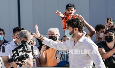  Pemain baru Juventus Manuel Locatell tiba di pusat medis J Medical untuk menjalani pemeriksaan medis wajib, di Turin, Italia, 18 Agustus 2021. Juventus Turin menandatangani gelandang dari saingan liga Serie A Sassuolo. Ia dipredikasi akan langsung dimainkan pada laga pembuka.