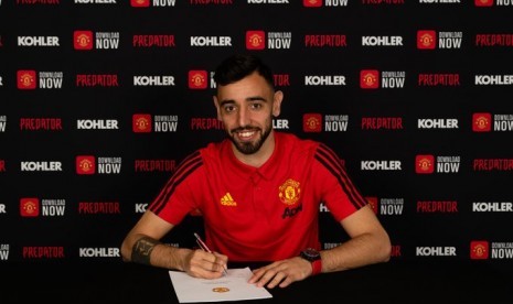 Bruno Fernandes saat menandatangani kontrak untuk membela Manchester United.