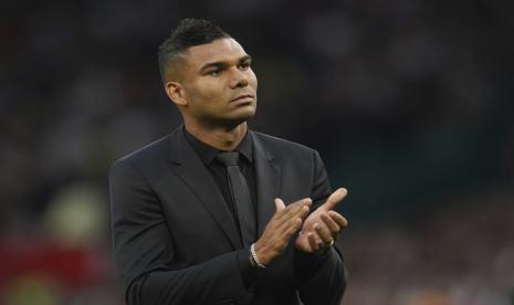  Pemain baru Manchester United Casemiro memberi tepuk tangan kepada para pendukung sebelum dimulainya pertandingan sepak bola Liga Inggris antara Manchester United dan Liverpool di stadion Old Trafford, di Manchester, Inggris, Selasa (23/8/2022) dini hari WIB.