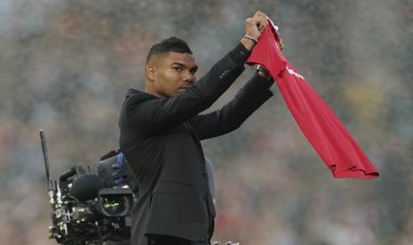  Pemain baru Manchester United Casemiro memegang bajunya saat dia memberi semangat kepada para pendukung sebelum dimulainya pertandingan sepak bola Liga Inggris antara Manchester United dan Liverpool di Stadion Old Trafford, di Manchester, Inggris, Selasa (23/8/2022) dini hari WIB.