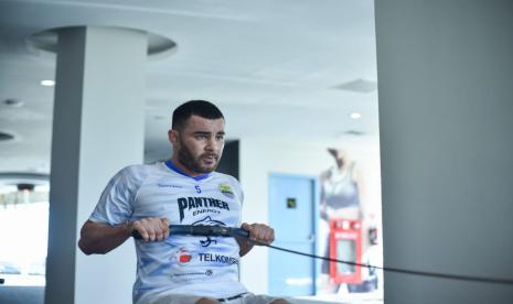 Pemain baru Persib Bandung, Farshad Noor bergabung dalam latihan Persib di Sleman. 