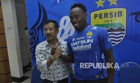 Pemain baru Persib Bandung Michael Essien berfoto bersama Manajer H. Umuh Muchtar seusai konferensi pers di Graha Persib, Jalan Sulanjana, Kota Bandung, Rabu (29/3).