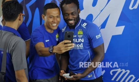 Pemain baru Persib Bandung Michael Essien berfoto dengan bek Persib Jajang Sukmara di Bandung, Selasa (14/3). Mantan pemain Chelsea dan Real Madrid ini mengenakan nomor punggung 5.