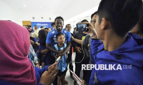 Pemain baru Persib Bandung Michael Essien 'diserbu'  bobotoh untuk berfoto di Bandung, Selasa (14/3). Mantan pemain Chelsea dan Real Madrid ini mengenakan nomor punggung 5.