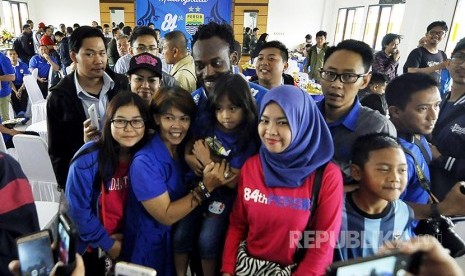 New foreign player of Persib Bandung Michael Essien took a wefie with Bobotoh, Tuesday (March 14). The former Chelsea and Real Madrid player will be positioned as midfielder.