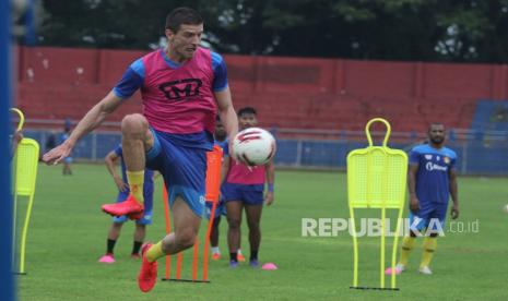 Pemain baru Persik Kediri Nikola Asceric mengikuti latihan di stadion Brawijaya, Kota Kediri, Jawa Timur, Rabu (4/3/2020). 