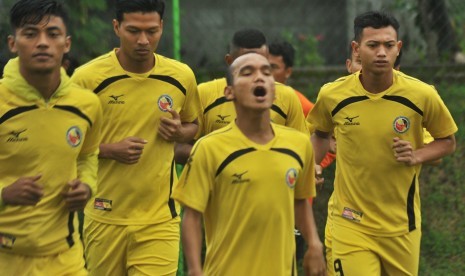 Pemain baru Semen Padang FC, Muchlis Hadi (kanan) mengikuti latihan, di Lapangan Mess Indarung, Padang, Sumatera Barat, Selasa (15/8).