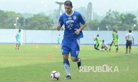 Pemain baru Persib, Srdan Lopicic melakukan latihan perdana, di Stadion Sport Jabar Arcamanik, Kota Bandung, Senin (14/1).