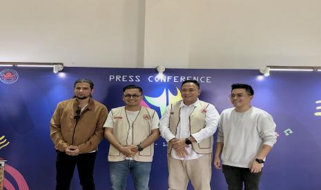 Pemain bas Sheila on 7, Adam Subarkah (kiri) bersama narasumber lain saat konferensi pers Padmanaba Music Festival tahun 2022 di Yogyakarta, Rabu (12/10/2022).