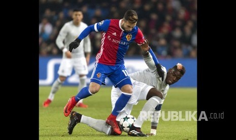 Pemain Basel Renato Steffen dan gelandang serang MU Paul Pogba berebut bola pada laga grup A Liga Champions Eropa antara Basel 1893 dan Manchester United di Jakob Parks Stadium, Basel, Swiss.