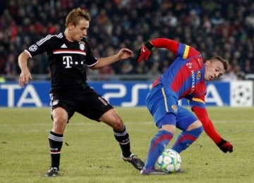 Pemain Basel Xerdan Shaqiri (kanan) berebut bola dengan pemain bayern Rafinha  (kiri)