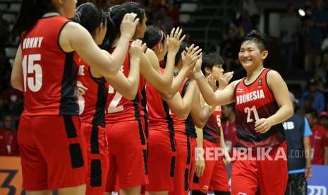 Pemain Basket Indonesia Nathania Claresta Orville menyambut lambaian tangan rekan setimnya saat perkenalan pemain sebelum melawan India di pertandingan Babak Penyisihan Basket Putri Grup X Asian Games ke 18 di Hall Basket Senayan, Jakarta Kamis (23/8).