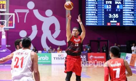 Pemain basket Indonesia Valentino Wuwungan melakukan shoot saat melawan Syria di babak klasifikasi Asian Games ke-18 di Hall Basket Senayan, Jakarta Selasa (28/8). 