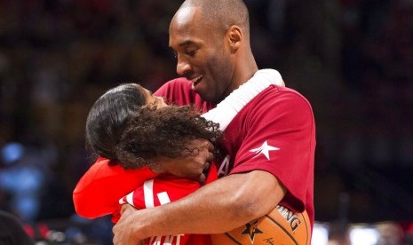 Pemain basket LA Lakers, Kobe Bryant, memeluk putrinya Gianna, dalam sebuah dokumen foto tahun 2016. Kecelakaan helikopter Senin pagi (27/1) waktu Indonesia menewaskan Kobe dan putrinya.