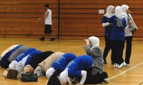 Pemain basket muslimah sedang menunaikan sholat di lapangan basket. (ilustrasi)