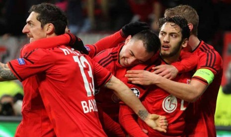 Pemain Bayer Leverkusen, Hakan Calhanoglu (dua kanan), melakukan selebrasi bersama rekan setimnya usai menjebol gawang Atletico Madrid dalam leg pertama Liga Champions pada Rabu (25/2). 