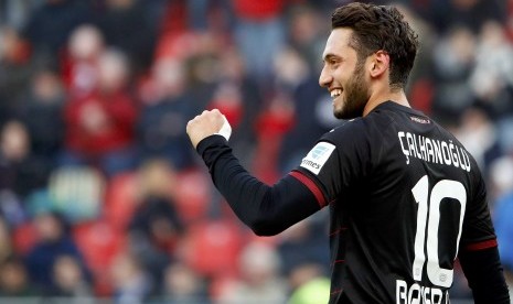 Pemain Bayer Leverkusen, Hakan Calhanoglu merayakan golnya ke gawang Hertha Berlin pada laga Bundesliga di BayArena, Ahad (22/1). Leverkusen menang 3-1.