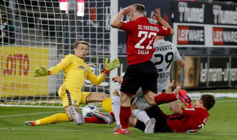 Pemain Bayer Leverkusen Kai Havertz (kedua kanan) saat menjebol gawang Freiburg dalam pertandingan pekan ke-29 Bundesliga, Sabtu (30/5) dini hari WIB. Leverkusen menang 1-0.