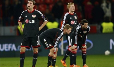 Pemain Bayer Leverkusen tertunduk lesu setelah menelan kekalahan 0-4 dari menjamu Paris Saint Germain dalam leg pertama babak 16 besar Liga Champions di Leverkusen pada Selasa (18/2). 