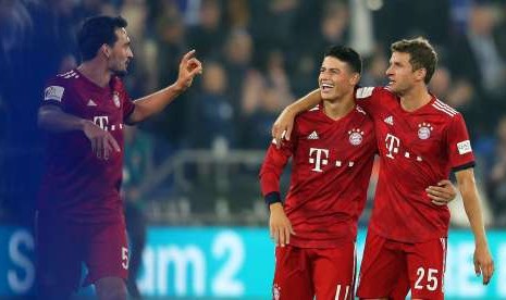 Pemain Bayern (L-R) Mats Hummels, James Rodriguez, dan Thomas Mueller merayakan kemenangan atas Schalke 04 di Gelsenkirchen, Jerman, 22 September 2018. 