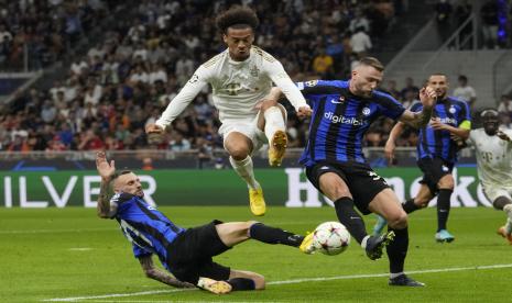  Pemain Bayern Leroy Sane melompat ketika pemain Inter Milan Marcelo Brozovic (kiri) dan Milan Skriniar menantangnya, selama pertandingan sepak bola grup C Liga Champions antara Inter Milan dan  Bayern Muenchen, di stadion Milan San Siro, Italia, Kamis (8/9) dini hari WIB.