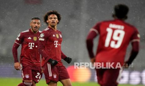  Pemain Bayern Muenchen Leroy Sane, tengah, merayakan setelah mencetak gol ke gawang Barcelona di ajang Liga Champions.