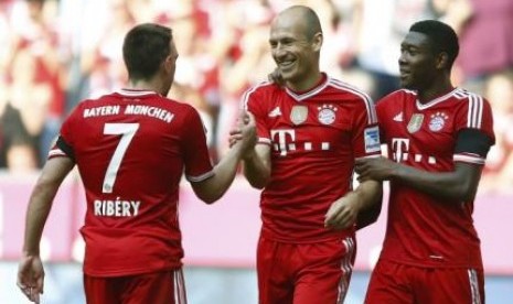 Pemain Bayern merayakan kemenangan atas Bremen, Sabtu (26/4).