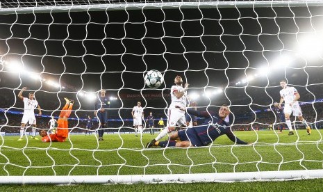 Pemain Bayern Muenchen Arturo Vidal (berkostum putih) ketika berduel dengan pemain Paris Saint-Germain Marco Verratti pada laga Liga Champions Grup B di Stadion Parc des Princes Stadium, Paris, Prancis, Kamis (27/9) dini hari waktu setempat. PSG menang 3-0. 