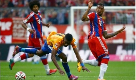 Pemain Bayern Muenchen Jerome Boateng (kanan) menyaksikan pemain Hertha Berlin terjatuh.