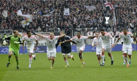 Pemain Bayern Muenchen melakukan selebrasi. 