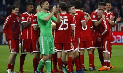  Pemain Bayern Muenchen melakukan selebrasi setelah berhasil lolos ke babak semi final Liga Champions