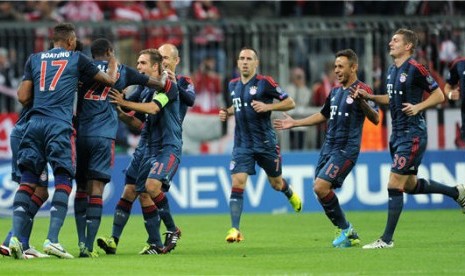 Pemain Bayern Muenchen melakukan selebrasi usai membobol gawang CSKA Moskow dalam laga Grup D Liga Champions di Muenchen Arena pada Selasa (17/9). 