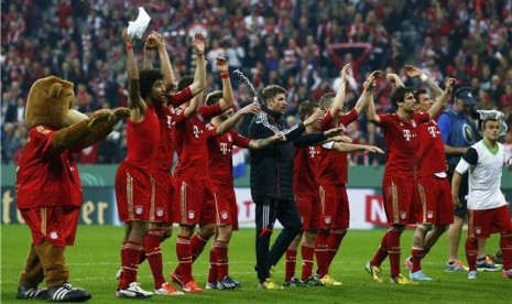 Pemain Bayern Muenchen melakukan selebrasi usai menekuk Wolfsburg 6-1 di Muenchen, Selasa (16/4), untuk memastikan lolos ke final Piala Jerman. 