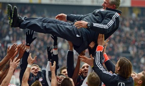 Pemain Bayern Muenchen melempar Jupp Heynckes ke udara setelah pertandingan Bundesliga antara Eintracht Frankfurt dan Bayern Muenchen di Commerzbank Arena, Frankfurt, Jerman, 6 April 2013. Heynckes pada Jumat (610) mengonfirmasi dia akan menjadi pelatih baru Muenchen hingga akhir musim. 