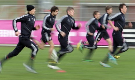 Pemain Bayern Muenchen menggelar latihan di Muenchen, Jerman, jelang menghadapi Arsenal di leg kedua babak 16 besar Liga Champions. 