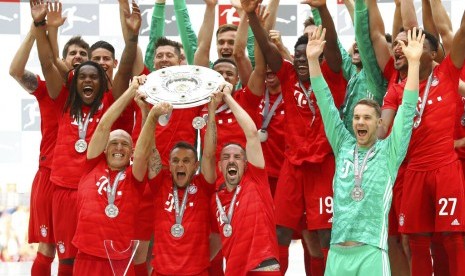 Pemain Bayern Muenchen merayakan gelar Bundesliga setelah mengalahkan Eintracht Frankfurt 5-1 pada laga pamungkas di Allianz Arena, Sabtu (18/5).