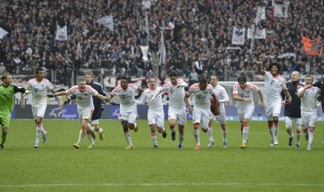  Pemain Bayern Muenchen merayakan gelar juara Liga Jerman di Frankfurt, Sabtu (6/4) 2013. 