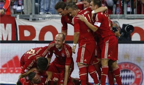 Pemain Bayern Muenchen merayakan gol saat menghadapi VfL Wolfsburg di laga Bundesliga Jerman di Muenchen pada Selasa (25/9). 