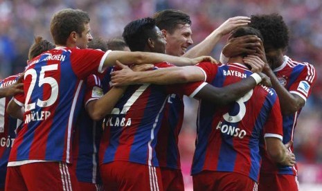 Pemain Bayern Muenchen merayakan gol Xabi Alonso saat menghadapi Werder Bremen dalam laga Bundesliga Jerman di Allianz Arena, Muenchen, Sabtu (18/10). 