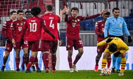 Pemain Bayern Muenchen, Thomas Mueller, merayakan gol ke gawang Barcelona pada pertandingan terakhir Grup E Liga Champions di Stadion Alliaz Arena, Jerman, Kamis (9/12) WIB.