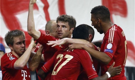 Pemain Bayern Muenchen, Thomas Muller, melakukan selebrasi usai menjebol gawang Barcelona di leg pertama babak semifinal Liga Champions di Arena Stadium, Munich, Selasa (23/4). 