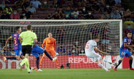 Pemain Bayern Muenchen Thomas Muller mencetak gol pembuka pada pertandingan sepak bola Grup E Liga Champions UEFA antara FC Barcelona dan Bayern Muenchen yang diadakan di stadion Camp Nou, di Barcelona, ??Spanyol, Rabu (15/9) dini hari WIB.