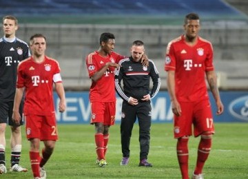 Pemain Bayern Munchen meninggalkan lapangan usai mengalahkan Marseille di ajang Liga Champions, Rabu (28/3).